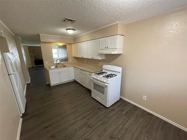 Building Photo - 7004 Millrace Dr