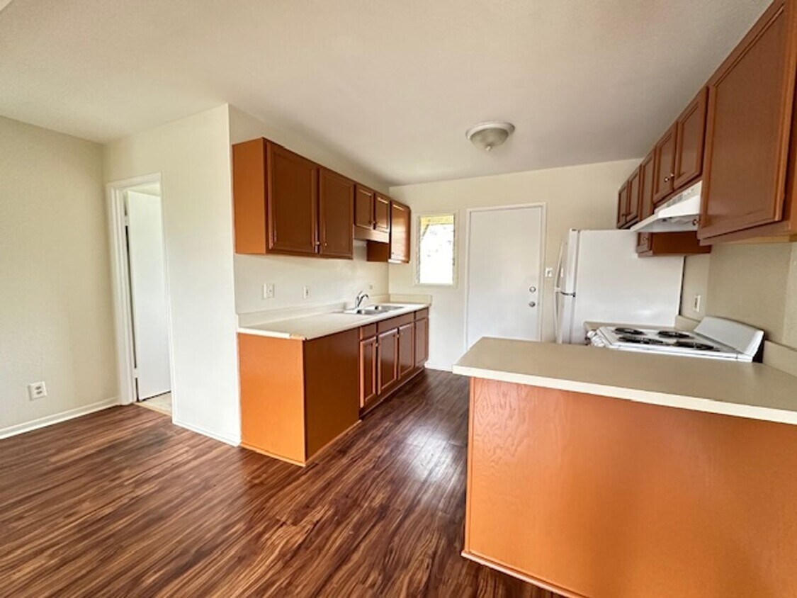 Foto principal - 2 Bedroom, 1.5 bathroom with 2 Open Parking