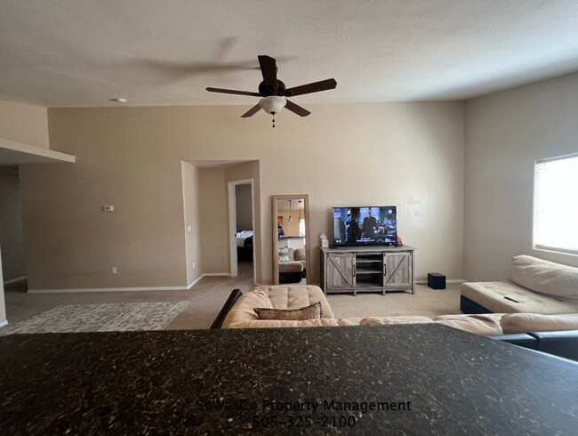 Foto del edificio - Newer Three Bedroom Home with 2 Car Garage