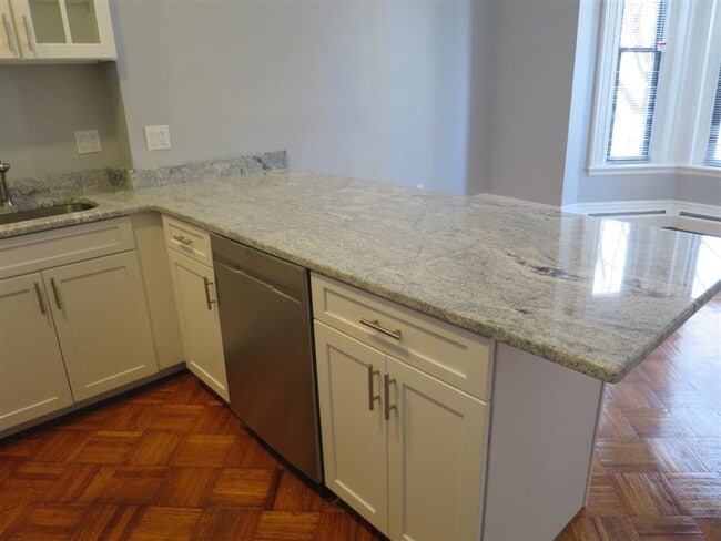 Building Photo - 61 Adams St