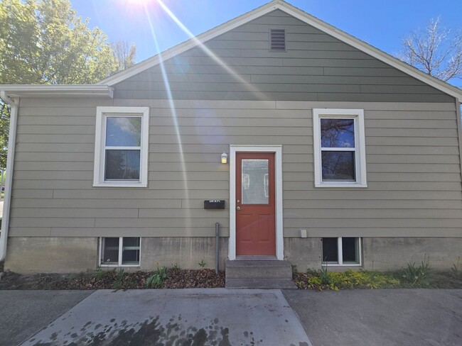Building Photo - 641 &amp; 641 1/2 Broadwater Ave