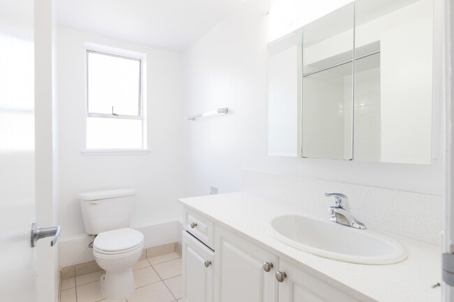 Building Photo - Hollies