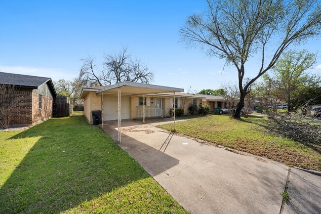 Building Photo - 110 S Oak Dr