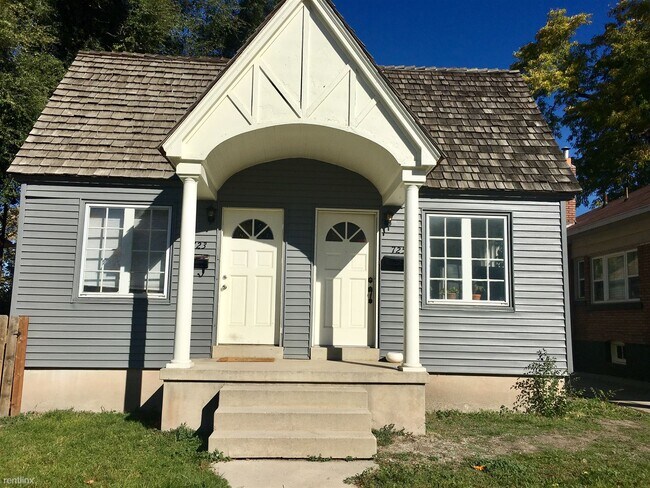 Building Photo - 2 br, 1 bath Duplex - 725 E Logan Ave