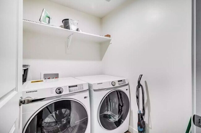 Foto del edificio - 9352 N Vernham Ln