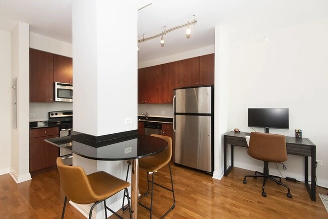 Foto del edificio - 565 W Quincy St