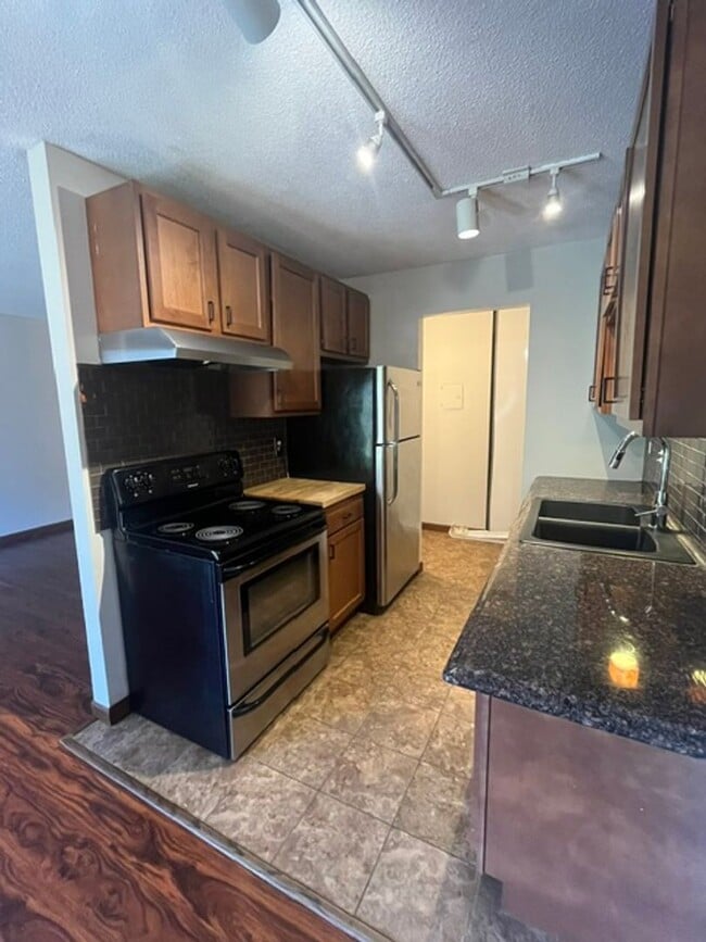 Building Photo - 2 Bedroom Unit in Hopkins