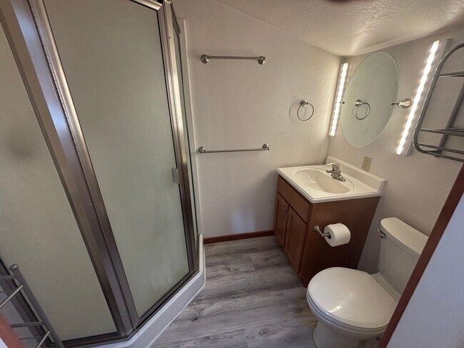 Foto del edificio - Above Garage 1 Bd with W/D in Unit!