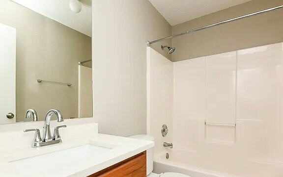 Foto del edificio - 9016 Nightingale Dr