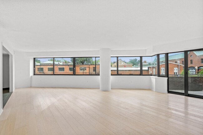 Building Photo - 1015 33rd St NW