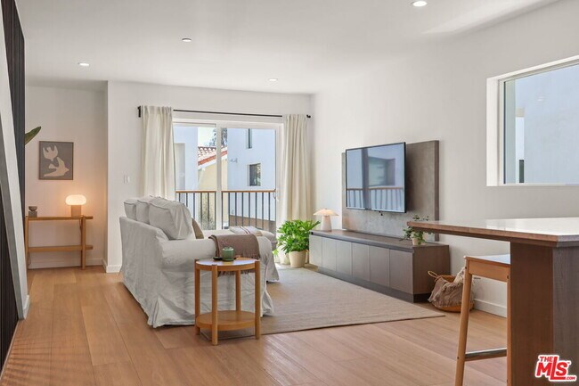 Building Photo - 843 Mariposa Ave