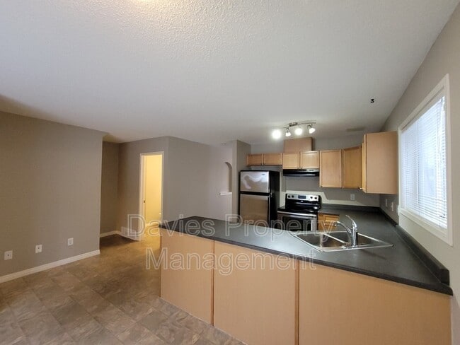 Building Photo - 130 Hyndman Cres NW