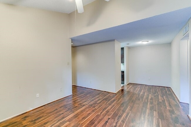 Foto del edificio - 7950 N Stadium Dr