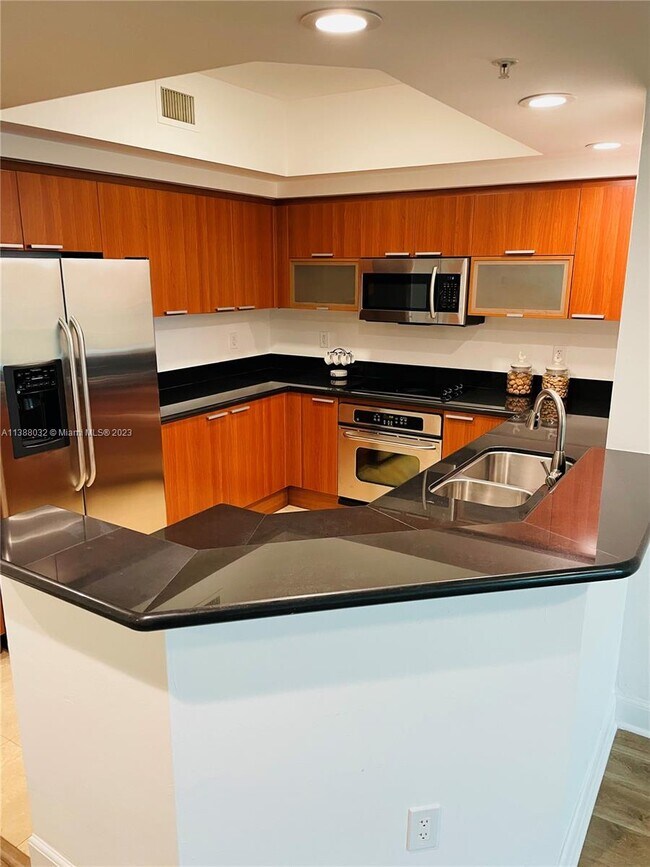 Foto del edificio - 14951 Royal Oaks Ln