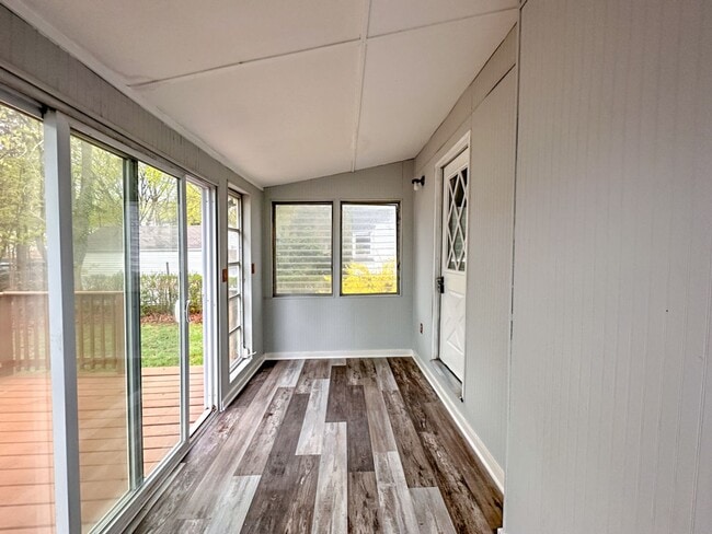 Building Photo - Lovely 3-bed Single Family Home in Hamden! Gorgeous Hardwood Floors throughout!