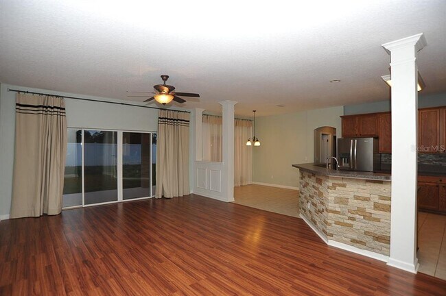 Foto del edificio - 37 Burnside Dr