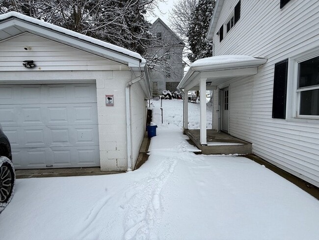 Building Photo - 608 Cooper Ave