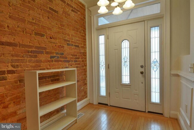 Foto del edificio - 733 Otis Pl NW