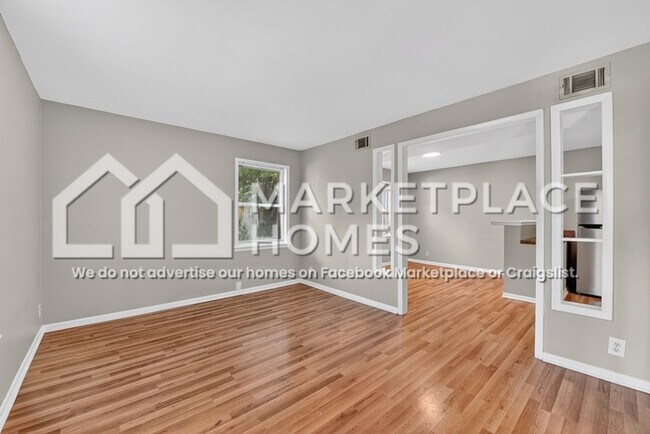 Foto del edificio - 427 Whispering Pines Dr