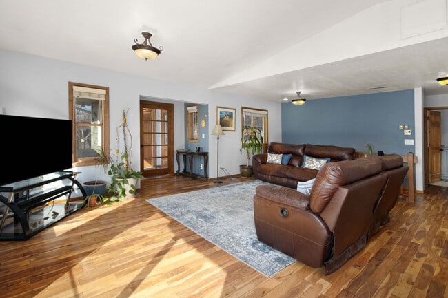 Building Photo - Enjoy Modern Comfort in This Beautiful Home!