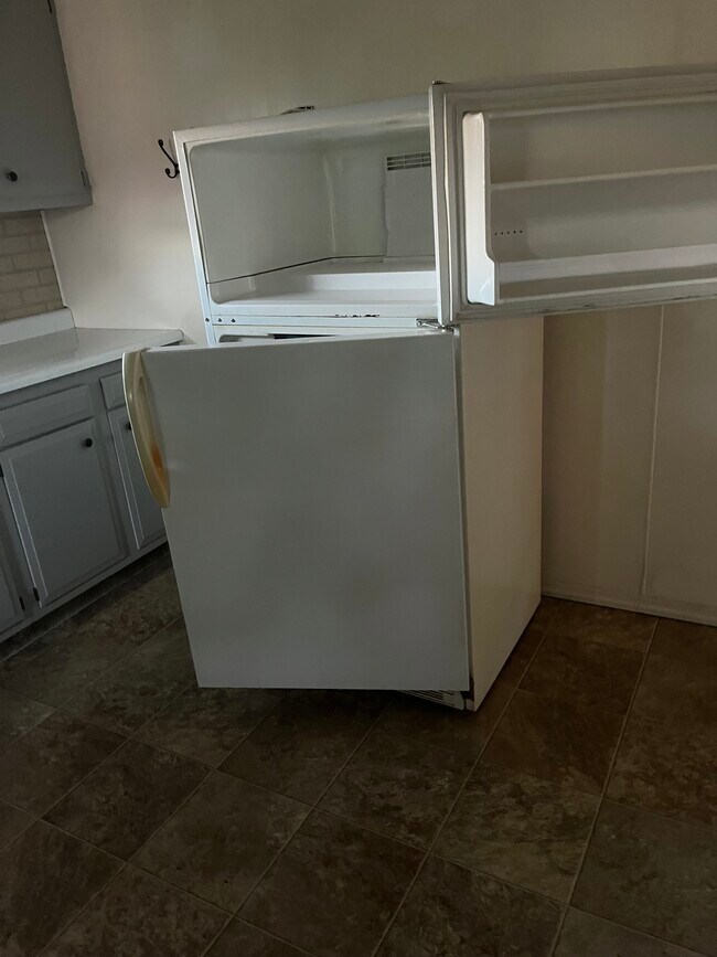 Kitchen - 326 W 3rd St