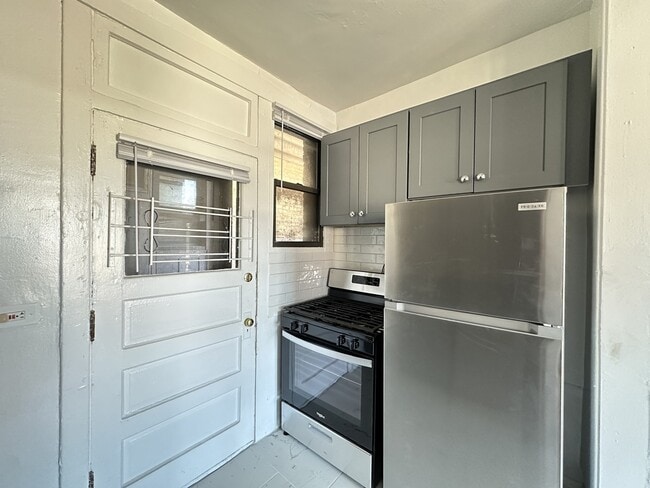 Building Photo - 1319 W Estes Ave