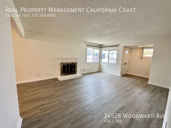 Foto del edificio - Spacious 4 Bedrooms, 2 1/2 Bathrooms,  2 S...