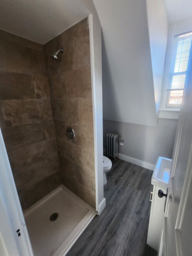 Building Photo - Large 1BR Unit - Freshly Remodeled