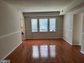 Building Photo - 1720 Queens Ln