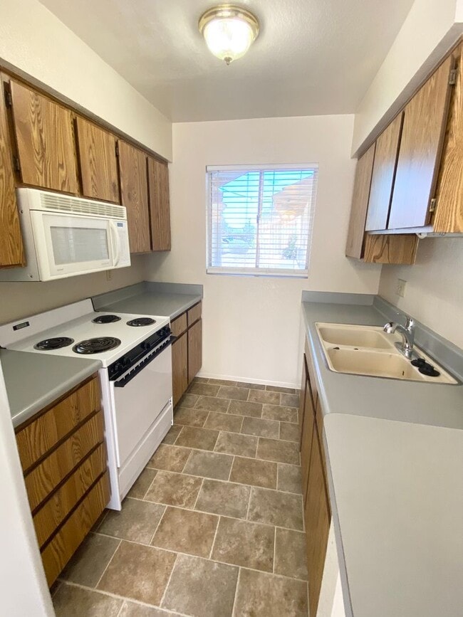 Building Photo - 2 Bedroom 2 Bathroom in Vista de Oeste