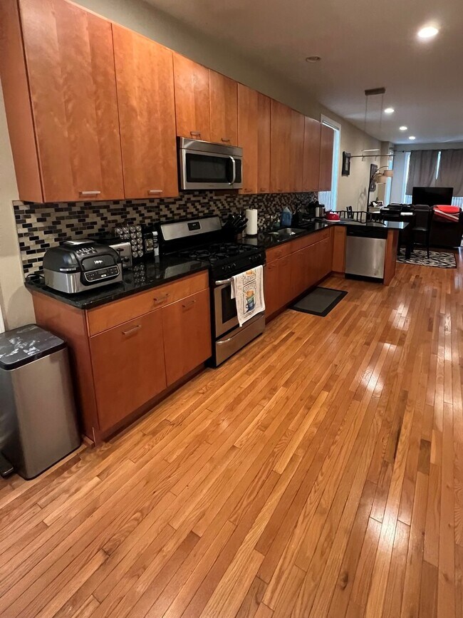 Foto del edificio - 1706 N Kimball Ave