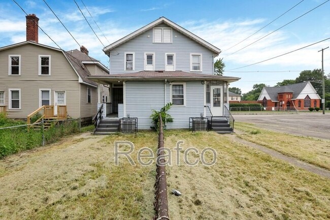 Building Photo - 2231 E 5th Ave