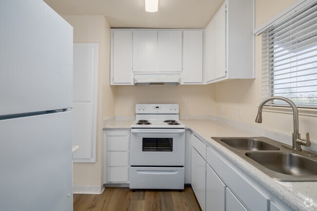1BR, 1BA - 566SF - with Patio - Kitchen - Valley Oak Apartments