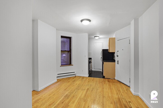 Foto del edificio - 336 W 49th St