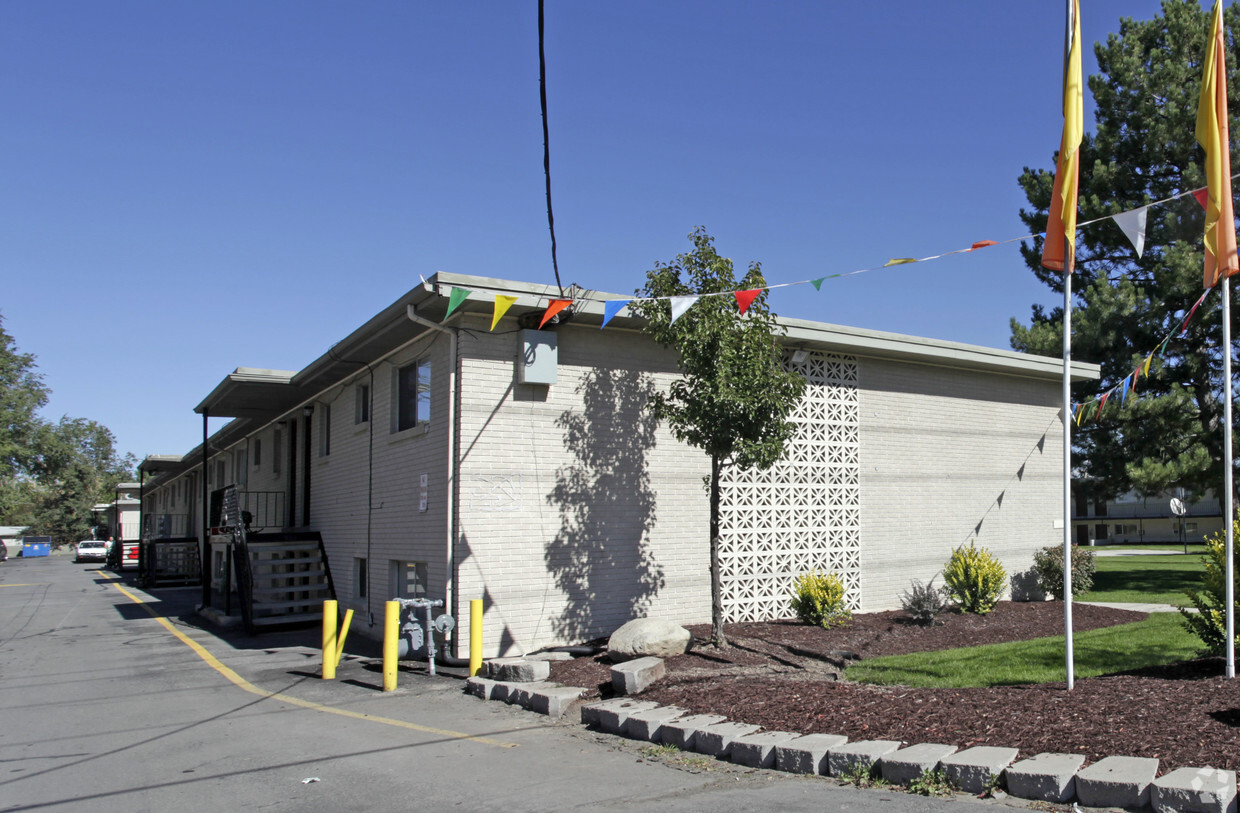 Primary Photo - Jordanaire Apartments