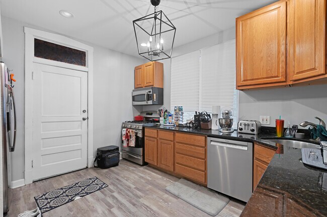 Foto del edificio - 2221 W Addison St