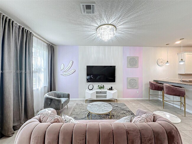 Foto del edificio - 1240 Eucalyptus Dr