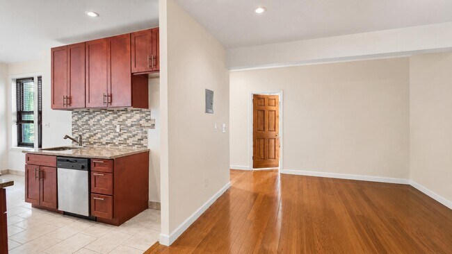 Building Photo - 30 Dongan Pl