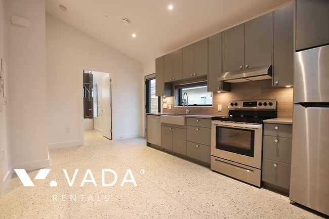 Building Photo - Kerrisdale Laneway House Rental 3-2060 Wes...