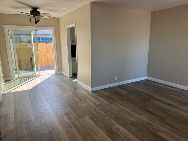 Foto del edificio - Charming 2 Bedroom Home in Coastal Oceanside Call 6 1 9 8 8 8 5 5 5 4