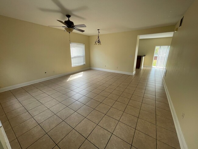 Building Photo - 2 Story, 4/2.5 plus Bonus Room in Great Lo...