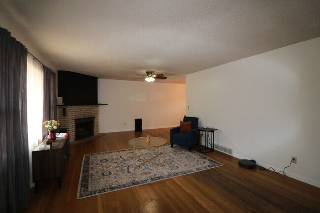 Foto del edificio - Amazing 4 bedroom 2 bathroom home located ...
