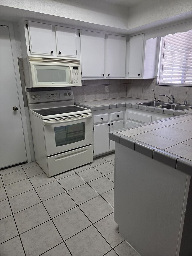 Building Photo - 2660 Smoketree Ave N