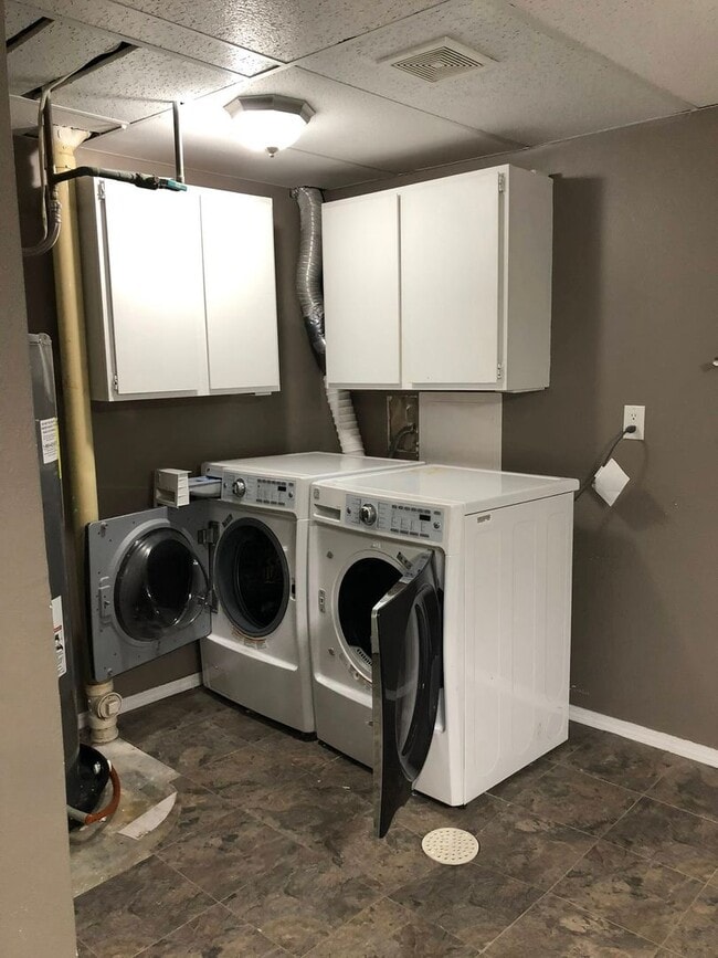 Building Photo - Lovely, Updated Townhome for Rent