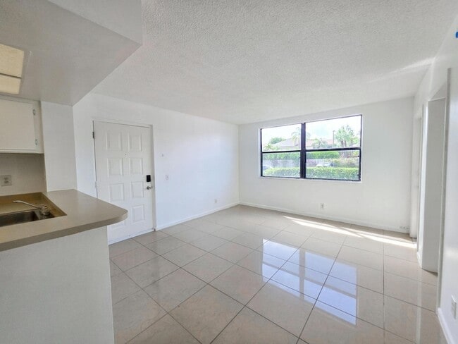 Building Photo - 708 Executive Center Dr