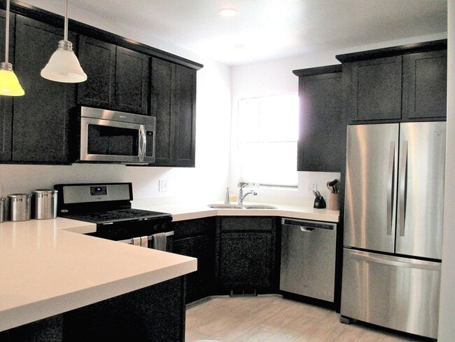 Building Photo - Centrally Located Newpark Townhome