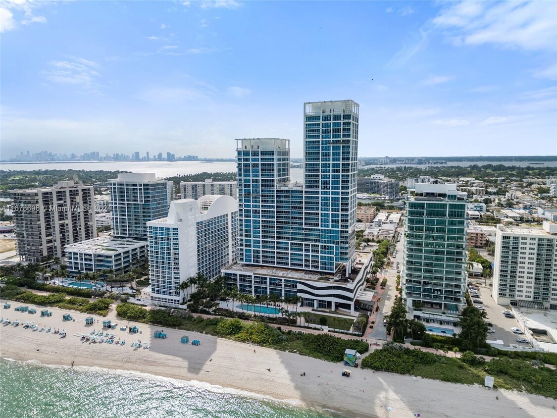 Foto principal - 6801 Collins Ave