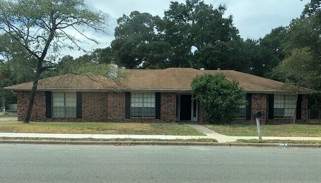 Building Photo - Spacious and Centrally Located