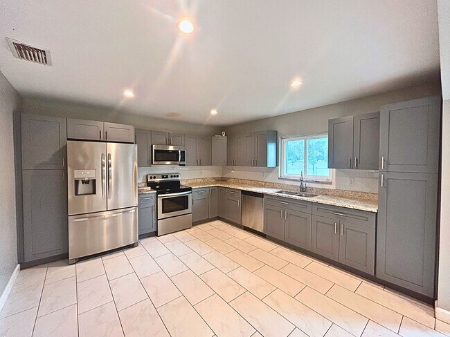 Foto del edificio - Renovated Home with Open Layout and Prime ...