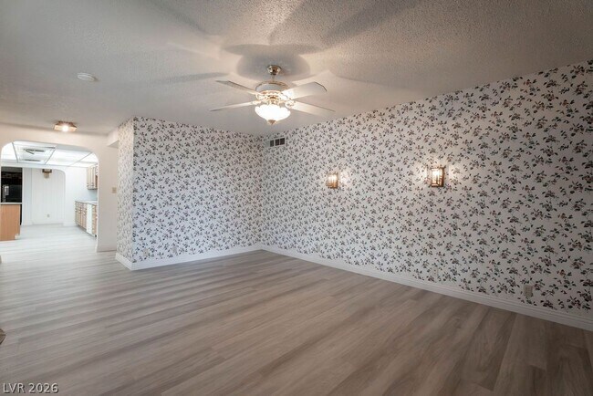 Building Photo - 5185 E Sun Valley Dr